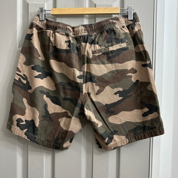 Forever 21 Camo Shorts Size M - Picture 3 of 3